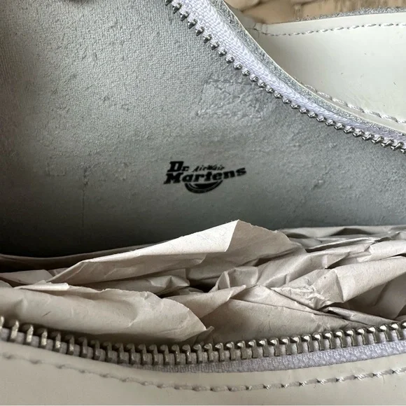 Dr Martens HEART SHAPED
Hardware Kiev Leather Bag - Picture 5 of 6